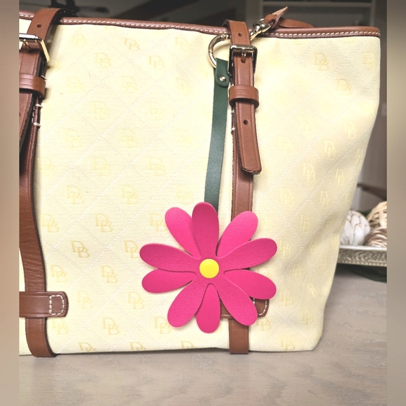 Leather Gerbera Daisy Bag Charm NIP - Picture 1 of 1
